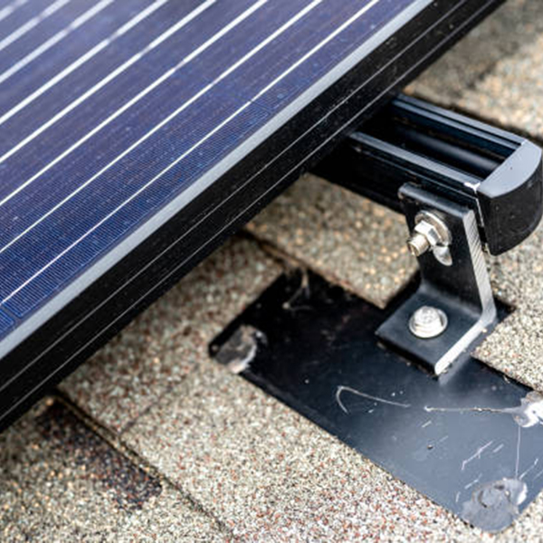 Installation solaire sur un toit résidentiel en bardeaux d'asphalte