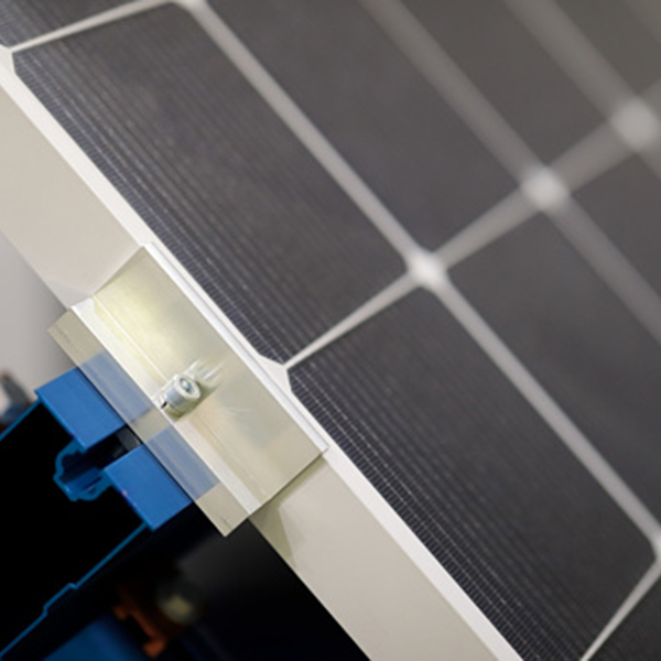 لوحة الخلايا الشمسية مع تصاعد بين قوسين.التركيز الانتقائي.